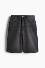 Bermuda de denim color gris oscuro, corte holgado, tiro caído, cinco bolsillos y cierre frontal con botón.