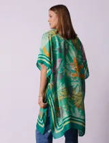 Kimono Barrington de satén color verde con estampado de hojas y flores en tonos naranja, rosa y amarillo.