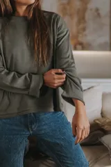 Remera de manga larga color azul marino, con escote en V y calce holgado.