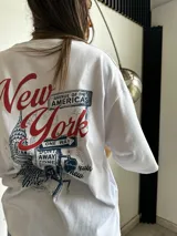 Remera blanca de corte holgado con estampado de Nueva York en el frente.