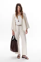 Pantalón de lino azul de corte palazzo.