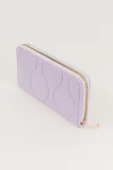 Billetera larga color lila con diseño acolchado y cierre dorado.
