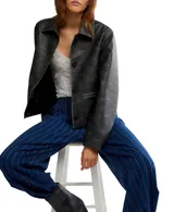 Pantalón de vestir azul con rayas verticales finas en color marrón claro. Diseño de tiro alto con elástico en la cintura y pliegues marcados en la parte delantera de las piernas. El corte es relajado y el largo es al tobillo.