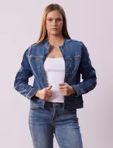 Campera de jean azul, marca Baccini, con cierre frontal, bolsillos delanteros y composición de 70% algodón, 26% poliéster, 3% rayón y 1% elastano.