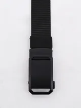 Cinto negro de tela con hebilla metálica rectangular.
