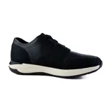 Zapato de vestir acordonado color negro, de cuero, con suela blanca y detalles en gamuza.