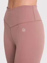 Calza color rosa viejo, tiro alto y largo hasta el tobillo.