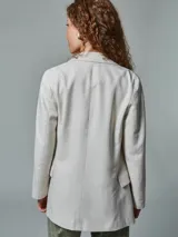 Blazer recto color crudo, de lino con doble botonadura.
