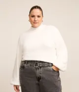 Suéter blanco de punto con cuello alto y mangas largas abullonadas.