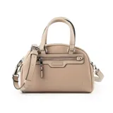 Cartera tipo baúl color taupe, marca XL Extra Large, confeccionada en símil cuero graneado. Tiene acceso con cierre, un bolsillo externo con cierre y dos bolsillos internos (uno con cierre y otro abierto). Incluye correa regulable extraíble y asas fijas. Los herrajes son plateados y el interior está forrado en tela de algodón y poliéster.