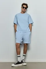 Remera celeste de corte holgado, cuello redondo ribeteado y mangas cortas. Confeccionada con tejido funcional COOLMAX®, una fibra de poliéster de secado rápido que elimina la humedad y regula la temperatura corporal.