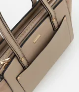 Cartera mediana color beige con paneles laterales de gamuza, doble asa de mano y correa larga desmontable.