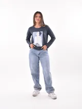 Remera azul piedra de manga larga con estampa de una mujer.