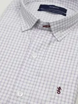 Camisa de hombre a cuadros azules y negros sobre fondo blanco, de corte clásico y manga larga.
