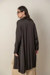 Túnica italiana de satén de seda color beige, de corte suelto con bolsillos laterales.