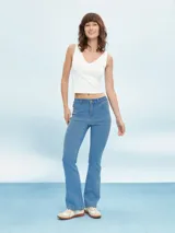 Pantalón de jean negro, de corte oxford y tiro alto.