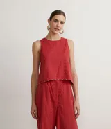 Blusa musculosa color ladrillo en tejido de laise texturizado, con cuello redondo, tirantes anchos y aplicación de canutillos de madera en la barra.