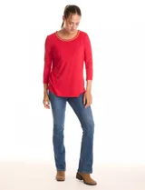 Remera de manga tres cuartos color rojo, confeccionada en modal elastizado, con escote redondo adornado con canutillos dorados bordados.