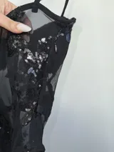 Body negro de tul elastizado con bordado de flores de lentejuelas, tiras regulables, copa y cierre invisible al costado.