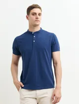 Remera manga corta con cuello mao y media botonadura, color azul.
