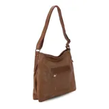 Cartera marrón de simil cuero con bolsillo frontal con tapa y cierre dorado. Tiene correa larga regulable y asa de mano.