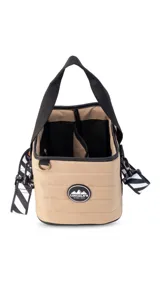 Matera color bordó con diseño acolchado, asa corta negra, correa larga regulable negra con estampado de rayas diagonales blancas y negras.