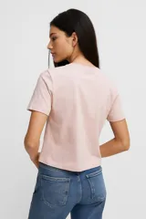 Remera negra de algodón con cuello redondo y estampado de un lazo blanco con estampado floral.