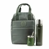 Bolso matero verde de poliéster con diseño acolchado. Tiene acceso con cierre doble, múltiples bolsillos internos y externos, compartimentos para notebook y matero, asas fijas, correa regulable y herrajes plateados.