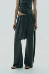 Pantalón celeste de tiro bajo con cintura elástica y corte amplio.