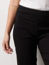 Pantalón capri negro de gabardina elastizada con pretina ancha elastizada y ruedo con aplique de crochet.