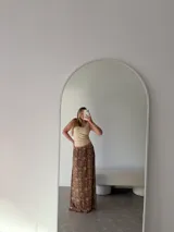 Pollera larga de algodón y viscosa, con estampado animal print en tonos marrones y beige, y cintura elástica.