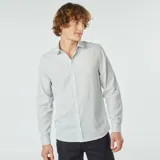 Camisa celeste y blanca a rayas verticales, de corte clásico y manga larga.