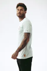 Remera celeste de corte clásico con cuello redondo y manga corta. Estampado pequeño en el pecho.