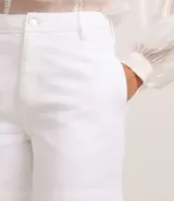 Short blanco de tiro alto, confeccionado en sarga de algodón.