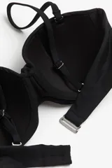 Top de bikini balconette negro con aros y breteles ajustables extraíbles. Modelo con copas acolchadas que realzan y moldean el busto, y cierre de metal en la espalda. Forrado.
