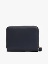 Billetera Tommy Hilfiger azul marino con cierre de cremallera y logo dorado TH en el frente. Cuenta con múltiples ranuras interiores para tarjetas y compartimento para billetes.