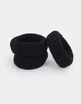 Set de tres gomitas de pelo elásticas, forradas en tela de toalla color negro.