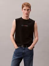 Musculosa negra de algodón y lino con cuello redondo y logo de Calvin Klein multicolor estampado en el pecho.