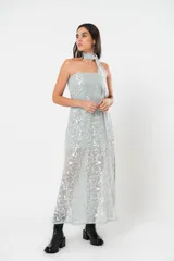 Vestido midi plateado de tul foil con forro, strapless con lazo en el cuello y tajos laterales.