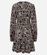 Vestido corto marrón con estampado paisley en blanco, escote en V con abertura y manga larga.