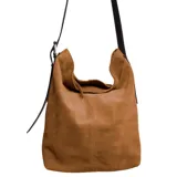 Cartera tipo bucket color marrón, confeccionada en cuero graneado con correa de cuero engrasado y hebilla metálica.