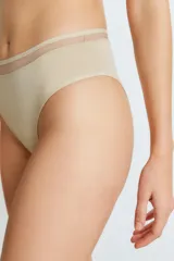 Conjunto de lencería negro, compuesto por un corpiño con breteles regulables y detalle de tul en el escote, y una bombacha vedetina con detalle de tul en la cintura.