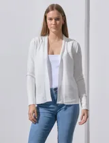Cardigan tejido color blanco, con cuello en V y textura acanalada.