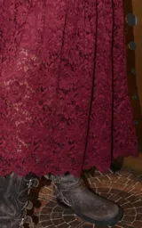 Vestido midi de encaje color borgoña, con mangas largas y cuello mao.