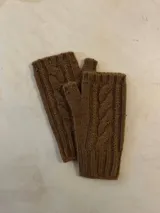 Guantes sin dedos tejidos a punto con diseño de ochos en color gris, blanco y marrón.
