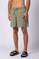 Short de baño color marrón confeccionado en microfibra de piel de durazno con cintura elástica y cordón ajustable.