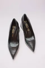 Zapato de tacón color naranja con textura croco, punta fina y tacón cuadrado forrado en cuero. Modelo Felicia New de cuero.