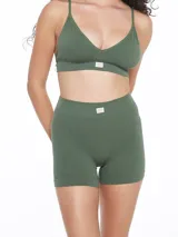 Short deportivo verde militar de tejido acanalado sin costuras.