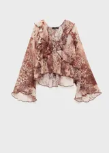 Blusa de gasa con estampado animal print en tonos marrones, cuello de pico con cierre de lazo, volantes en cuello y mangas largas acampanadas.