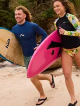 Remera de surf Rusty de manga larga, color negro con logo blanco en el pecho.